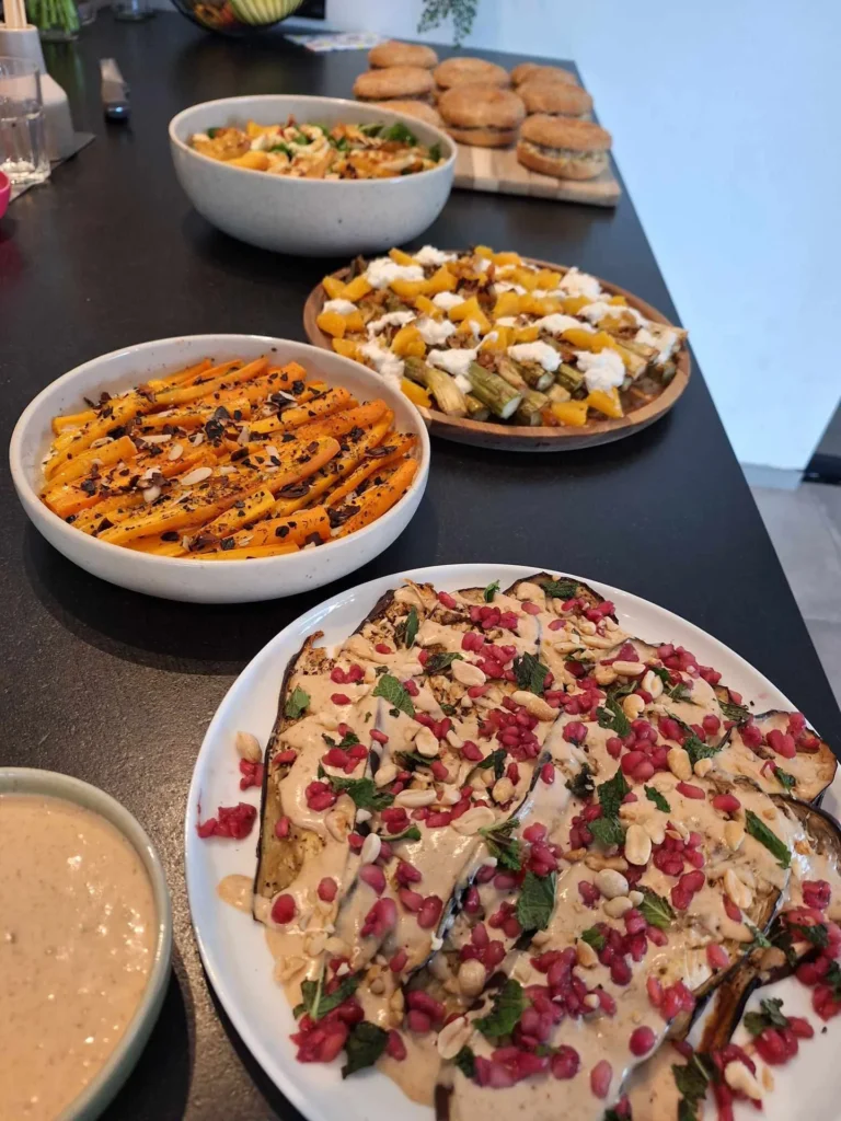 Buffettafel met aubergine, pompoen en verschillende schotels