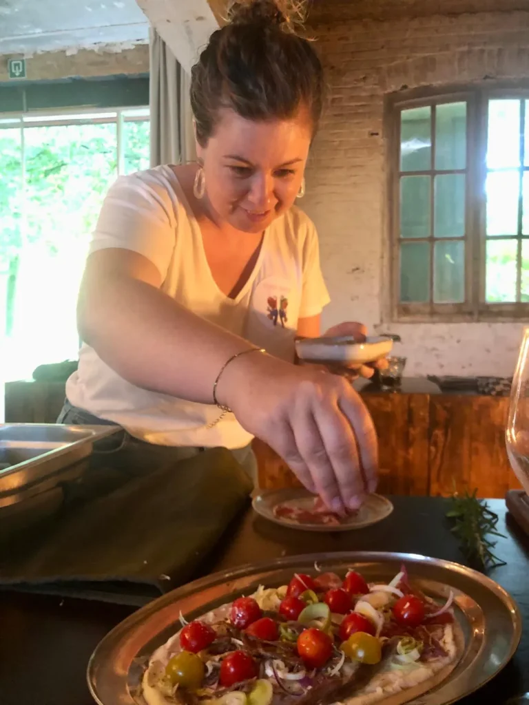 Kristel bereidt hapjes in de keuken