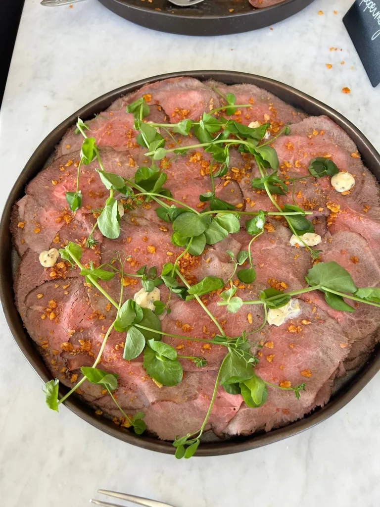 Carpaccio van rundvlees met kiemgroenten
