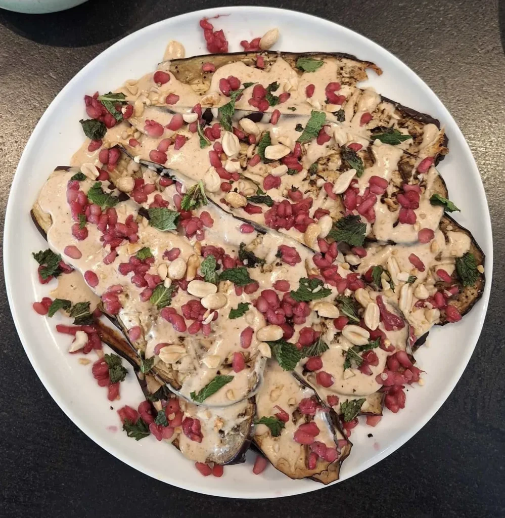 Gegrilde aubergine met tahinisaus en granaatappel