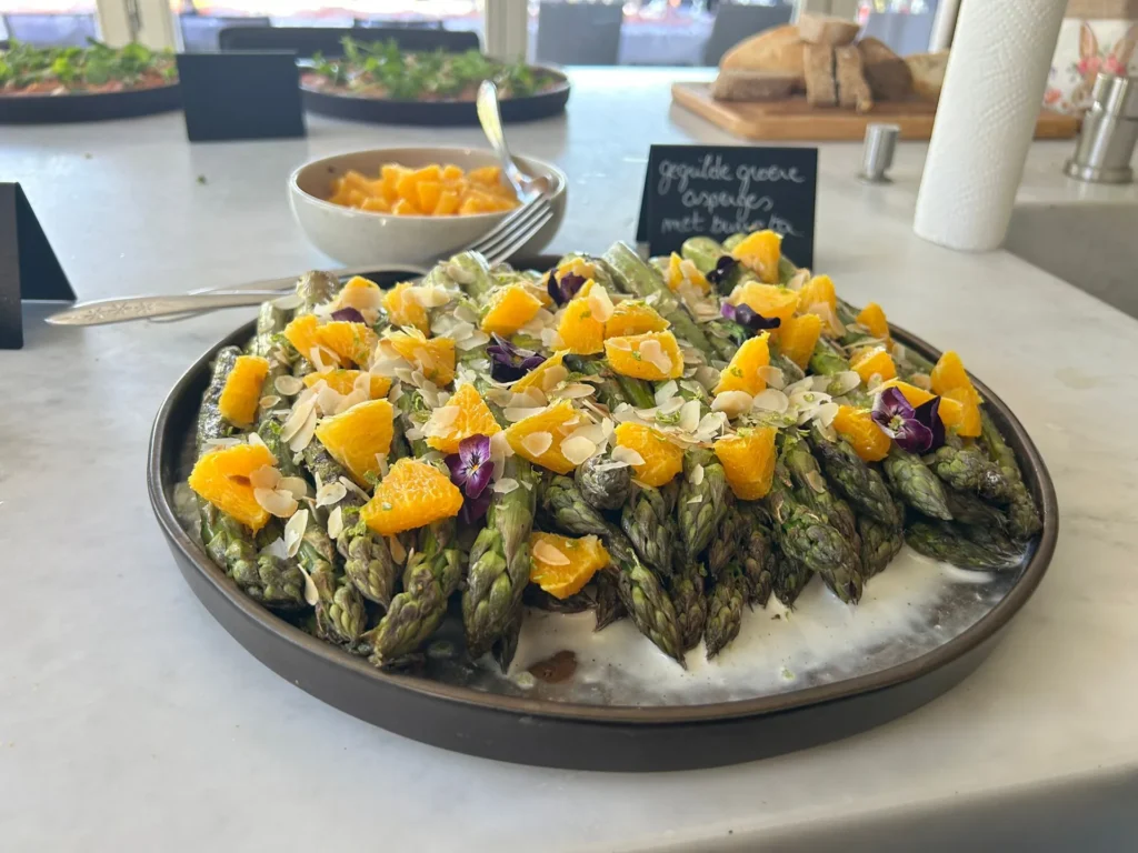 Schotel met groene asperges en sinaasappel