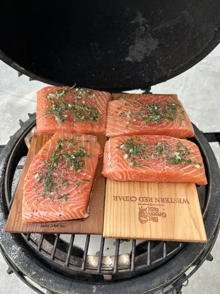Gerookte zalm op cederhout op de barbecue