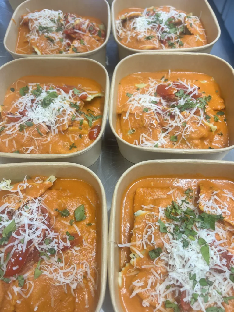 Afhaalbakjes met pasta in tomatensaus en parmezaan
