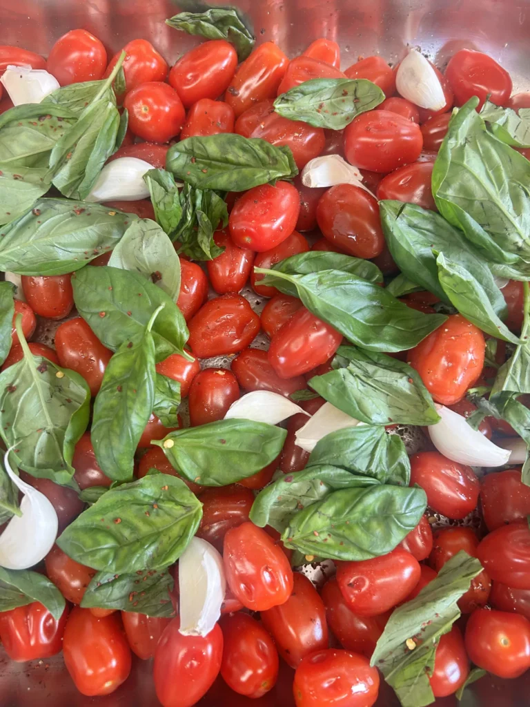 Cherrytomaatjes met verse basilicum en look